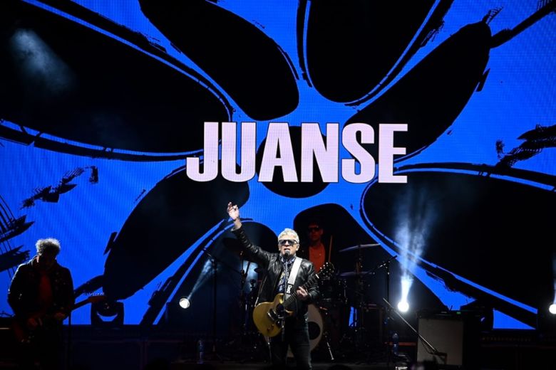 Juanse despidió el Calle Angosta Rock con una lluvia de hits