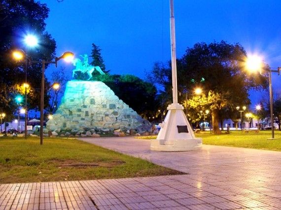 Atacaron a trompadas a dos hermanos en la Plaza San Martin 