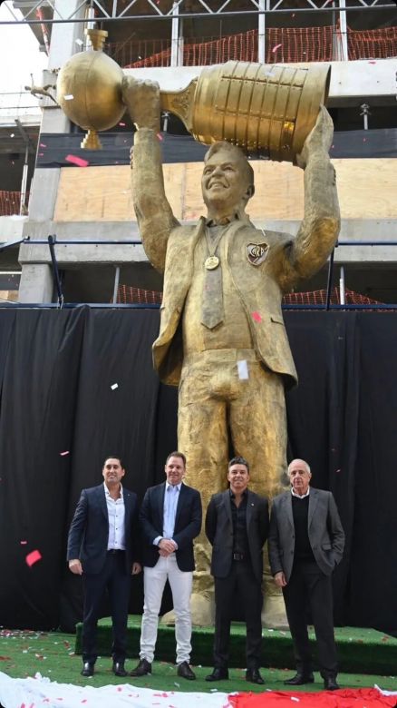 La polémica por el tamaño de la entrepierna de la estatua de Gallardo: la escultora explicó el motivo