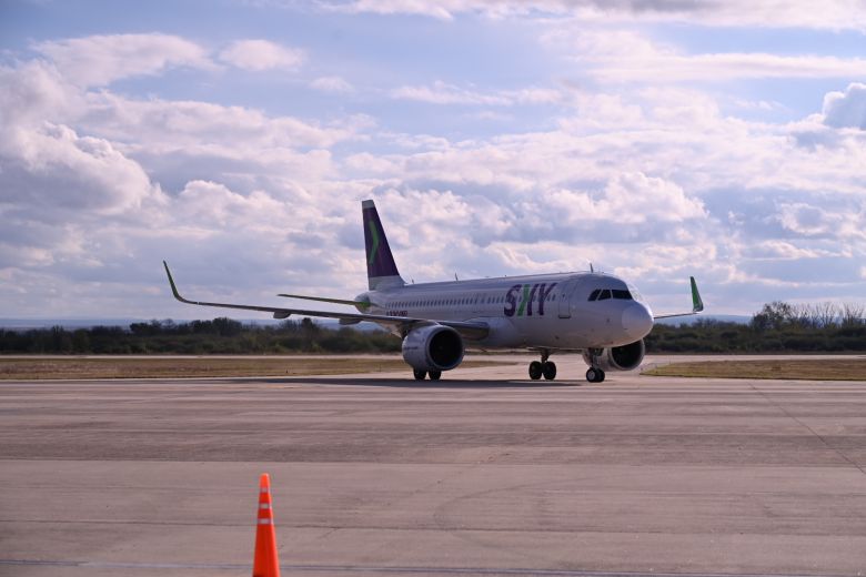 Aterrizó el primer vuelo internacional, desde Santiago de Chile al Valle de Conlara