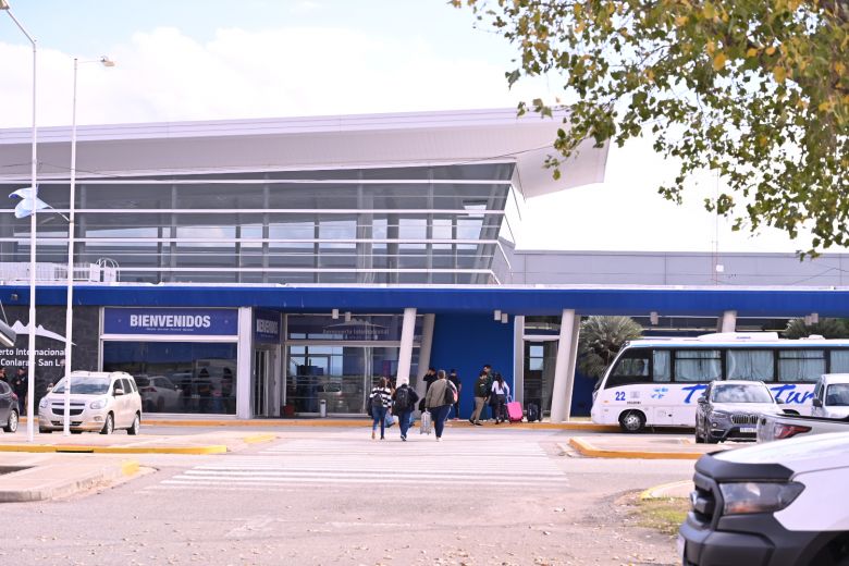 Aterrizó el primer vuelo internacional, desde Santiago de Chile al Valle de Conlara