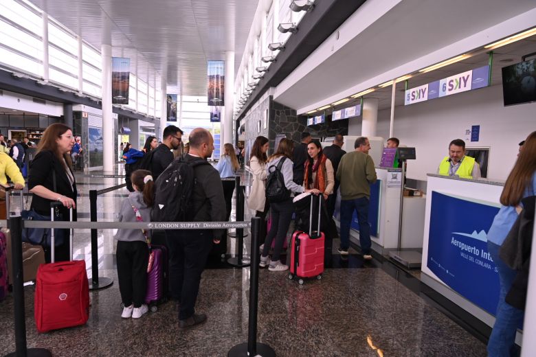 Aterrizó el primer vuelo internacional, desde Santiago de Chile al Valle de Conlara