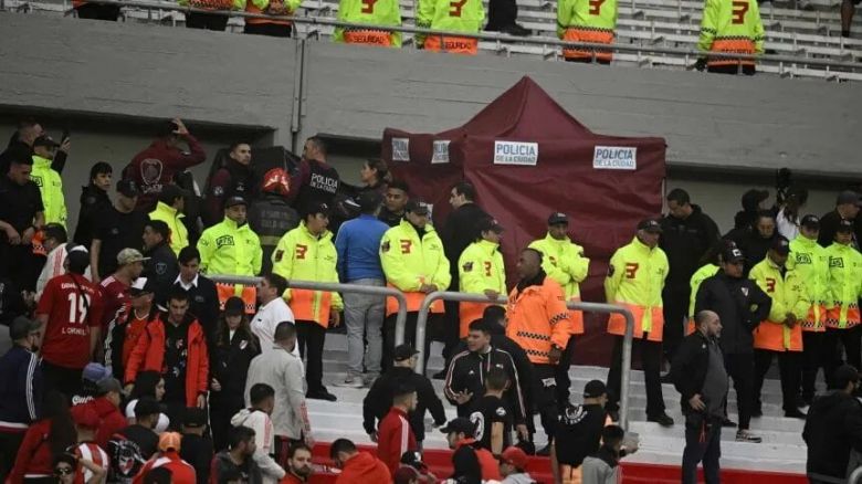 Murió un hincha de River al caer de una tribuna: qué se sabe, la hipótesis de la fiscalía y qué dice el club