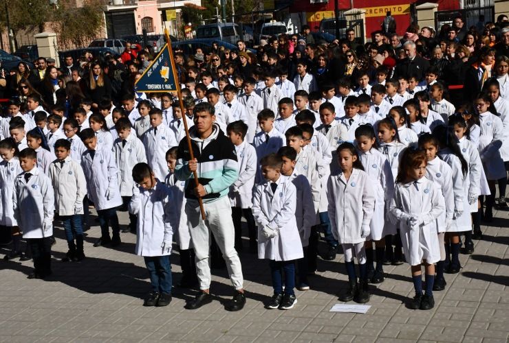 Estudiantes de cuatro escuelas prometieron lealtad a la Bandera