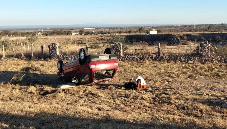 Un joven volcó su auto en la Autopista 25 de Mayo