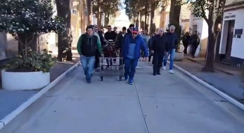 El ùltimo adiós a Raúl “El Sapo” Ávila : una multitud despidió al fundador del Trébol Mercedino