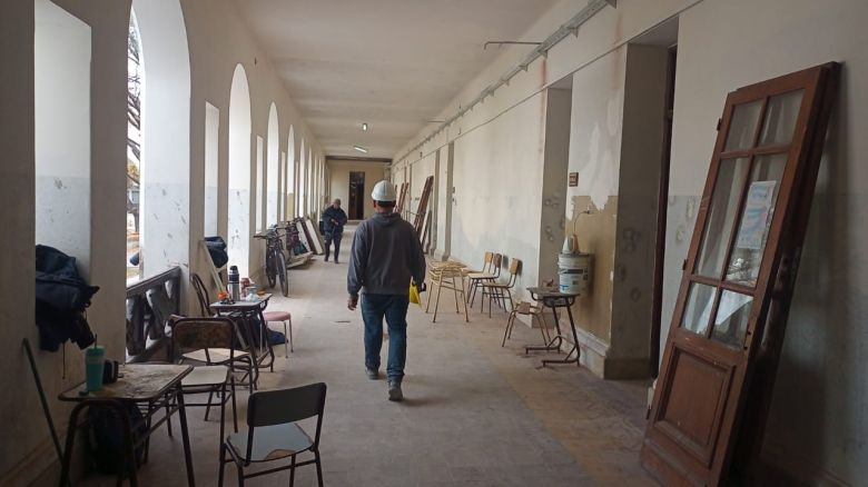 Visita de autoridades a la obra de reparación del “Colegio Nacional”