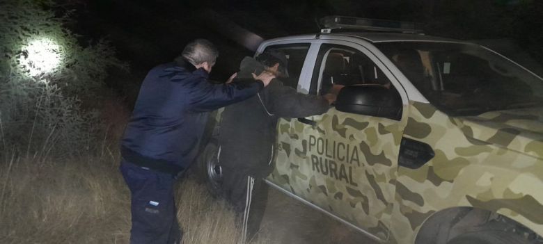 Cinco cazadores furtivos demorados 