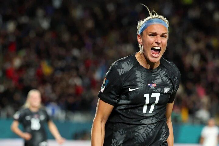 Arrancó el Mundial de fútbol Femenino con un batacazo