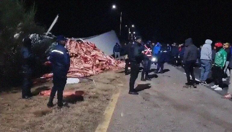 Volcó un camión con carne en cercanías de Fraga y saquearon la carga