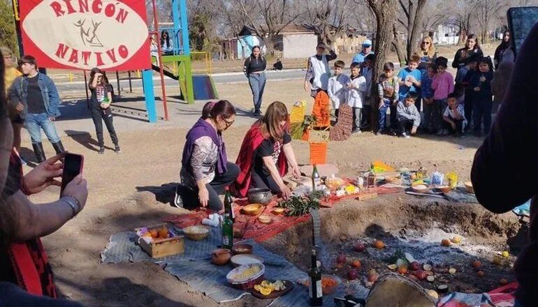 Conectar con la tierra: realizan un ritual para celebrar la Pachamama