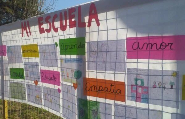 Se realizó un abrazo simbólico en contra de la violencia en la Escuela Nº 69 “Olga Sarden” 
