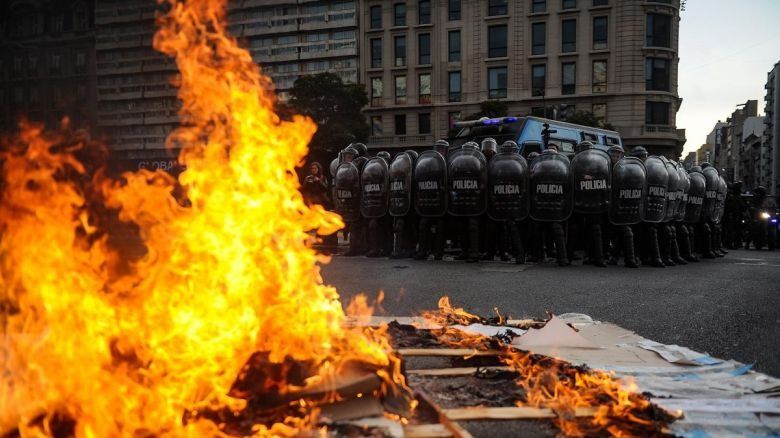 Un muerto tras la represión de la Policía de la Ciudad en el Obelisco 