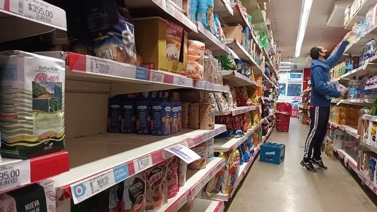La devaluación se siente en las góndolas con aumentos de hasta 30% y sin cuotas para financiar las compras