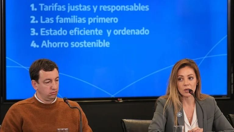 El Gobierno analiza si habrá aumentos en YPF y en las tarifas de gas y electricidad por la suba del dólar