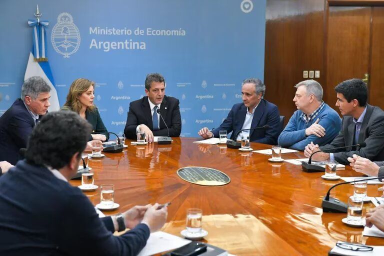 Sergio Massa anunció un acuerdo con las petroleras para congelar el precio de los combustibles hasta después de las elecciones