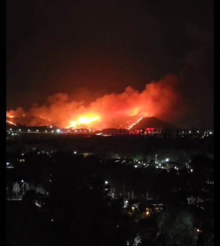 Bomberos combaten las llamas en Potrero de los Funes y en El Volcán
