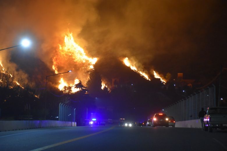 Bomberos combaten las llamas en Potrero de los Funes y en El Volcán