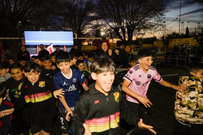 Sportivo Pringles de Villa Mercedes inauguró su cancha de césped sintético y un nuevo sistema de iluminación