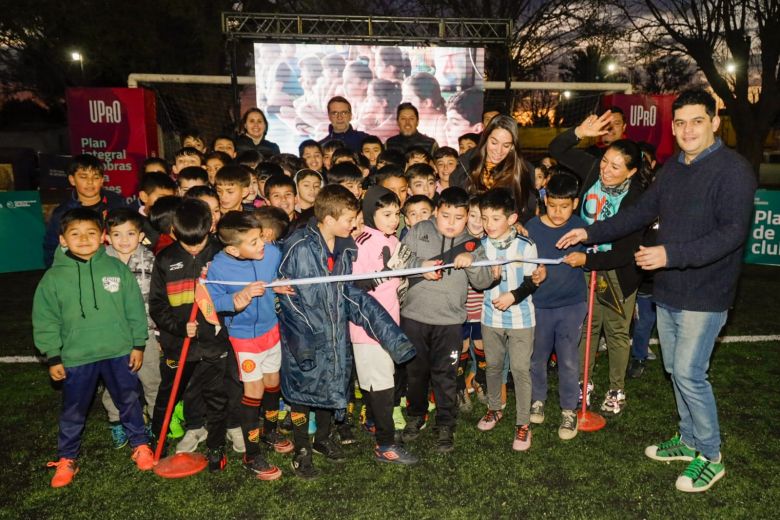 Sportivo Pringles de Villa Mercedes inauguró su cancha de césped sintético y un nuevo sistema de iluminación