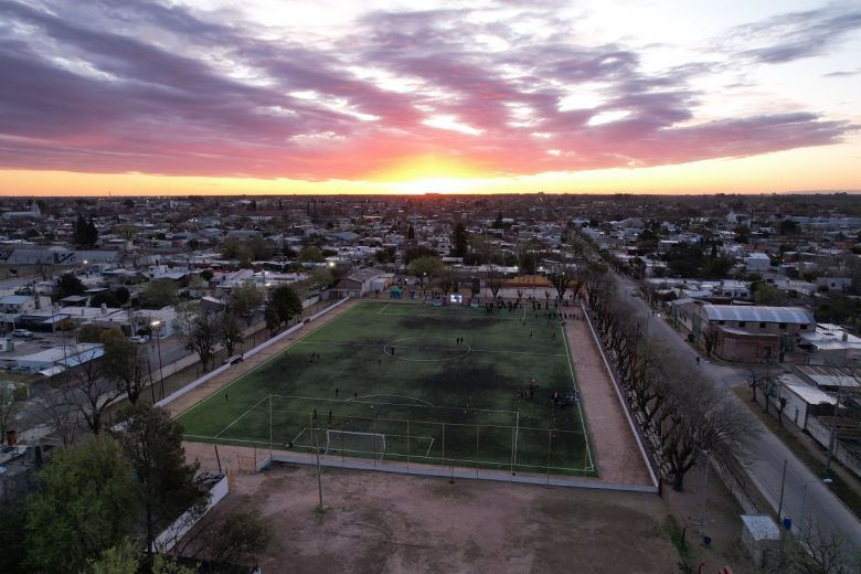 Sportivo Pringles de Villa Mercedes inauguró su cancha de césped sintético y un nuevo sistema de iluminación