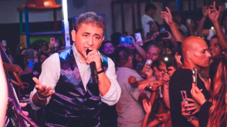 Murió el cantante Huguito Flores en un choque en la Ruta 34 junto con su esposa y su cuñado