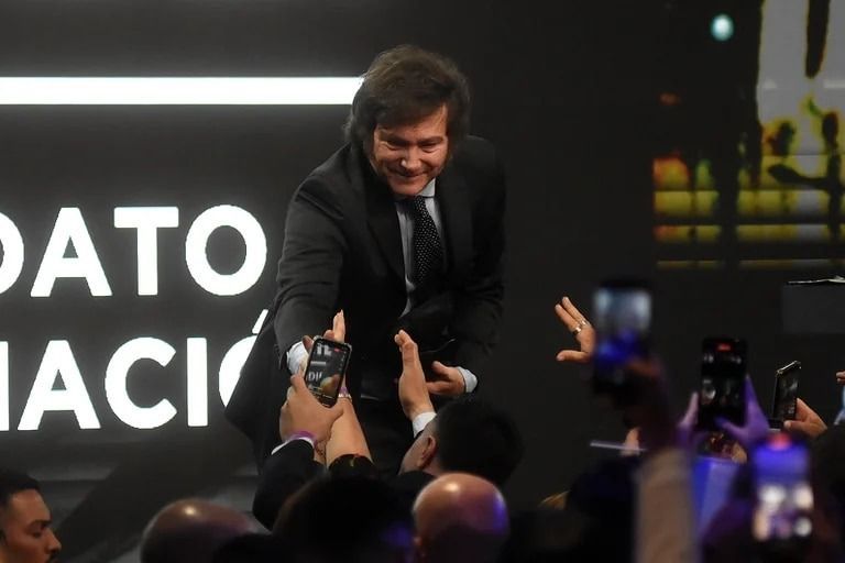 Milei se mostró en modo presidente y prometió más trabajo ante sindicalistas 