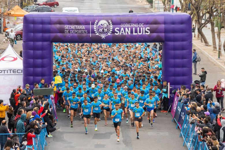 10k Gobierno de San Luis: una marea celeste copó las calles de la capital