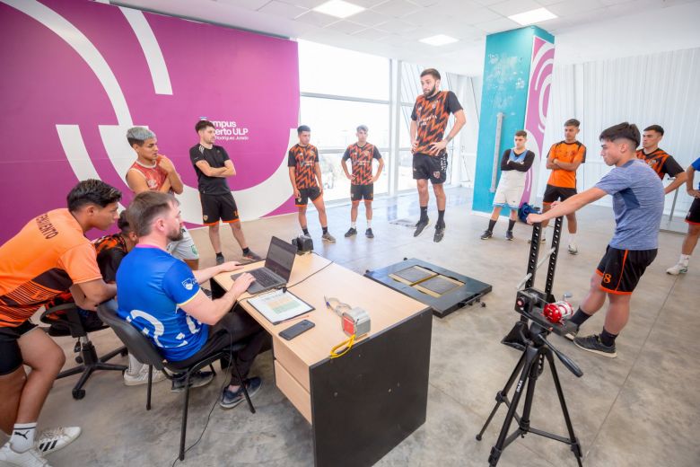 El plantel de fútbol de Deportivo La Punta buscó certezas en el laboratorio de biomecánica