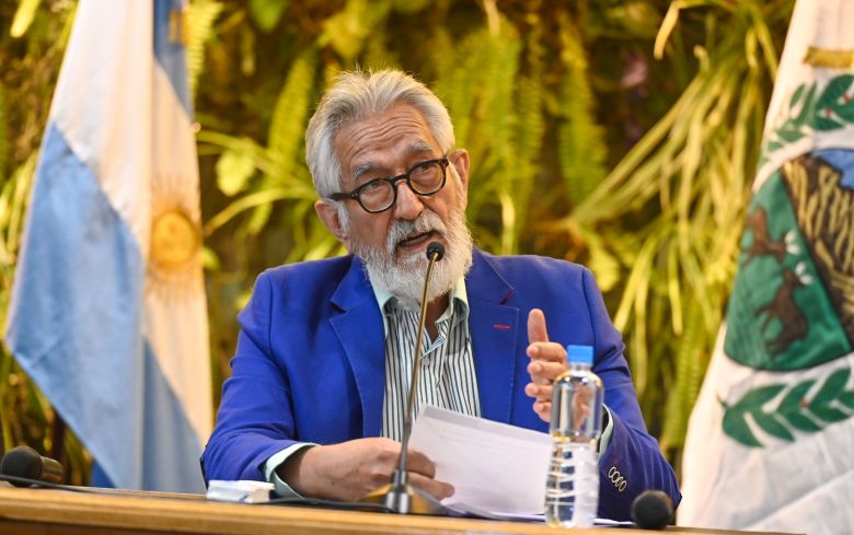 El gobernador anunció un aumento salarial del 15% y un adicional para personal docente, de salud y seguridad
