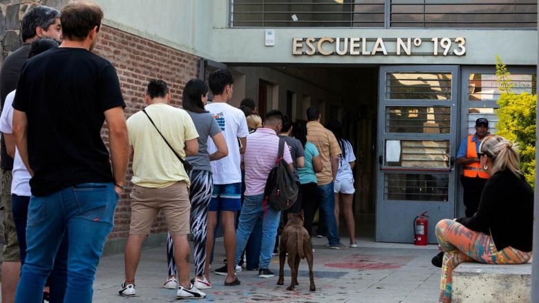 Cerraron los comicios con el voto de al menos el 74% de los empadronados