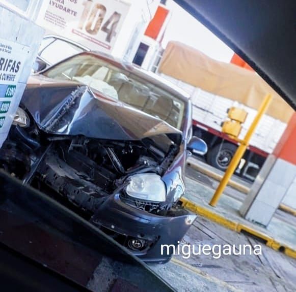 Un auto perdió el control y se incrustó en el peaje 