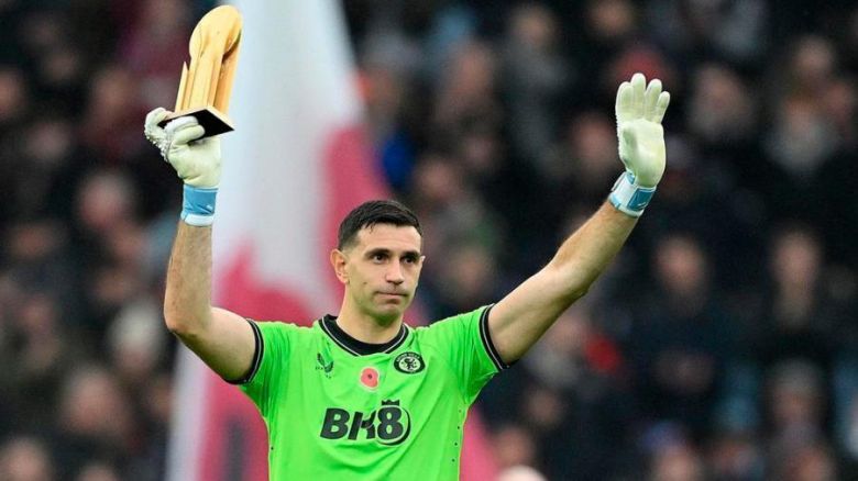 Homenaje para "Dibu" Martínez en el triunfo de Aston Villa