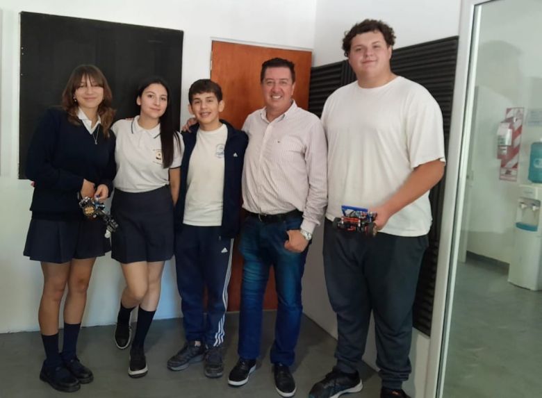 Estudiantes capacitan a docentes en robótica