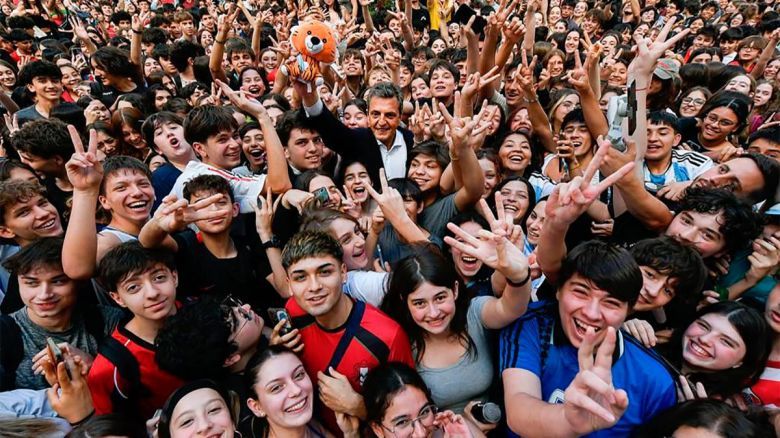 Massa a los estudiantes: "El amor y la esperanza siempre le ganan al odio y la violencia"