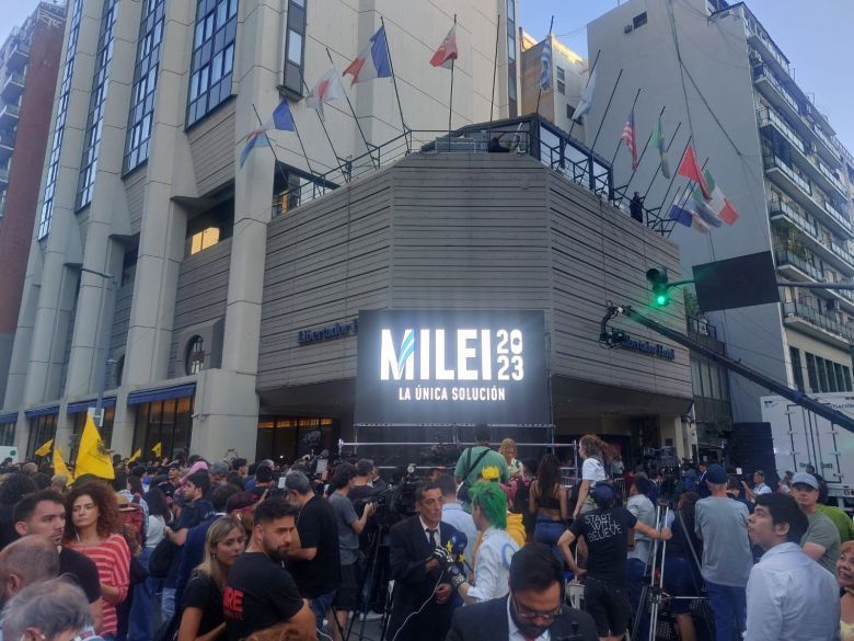 Grupo Apolo desde el búnker de Milei que festeja aún sin los resultados oficiales
