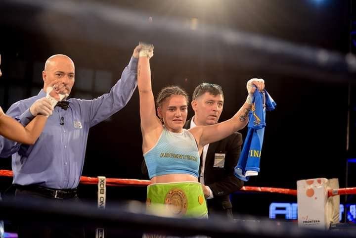 Micaela Luján venció a Vanesa Taborda y retuvo el título sudamericano supermosca