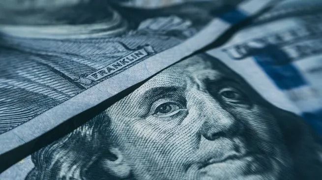 El dólar blue se hunde y perfora los $900 por primera vez en 3 semanas 