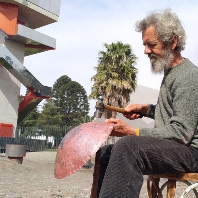 Un orfebre de Córdoba que coloca al cobre en un lugar fundamental para el arte 