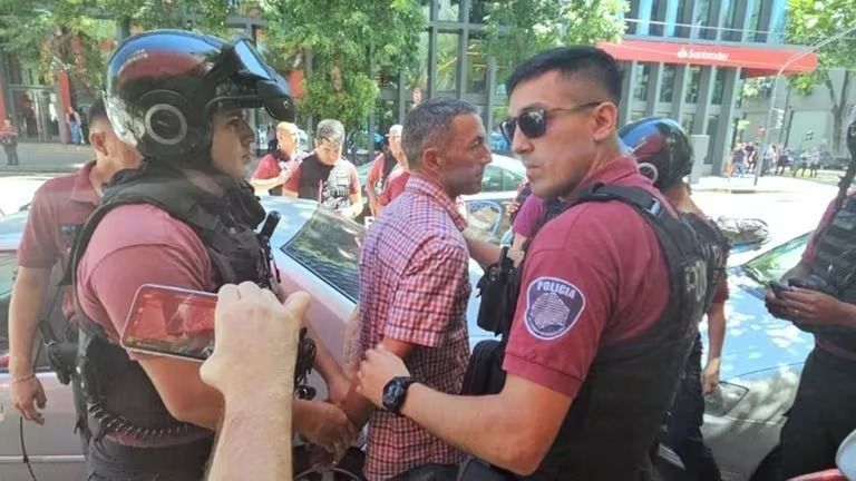 Declaró el hombre que le tiró una botella a Milei: “Quiero pedirle perdón; nunca quise atentar contra el Presidente” 