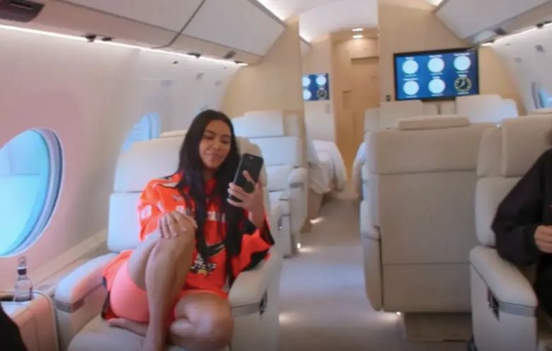 El jet privado de Kim Kardashian: asientos de cashmere, dos baños y estrictas reglas para subir a bordo  