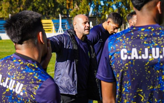 Botella seguirá como técnico de Juventud