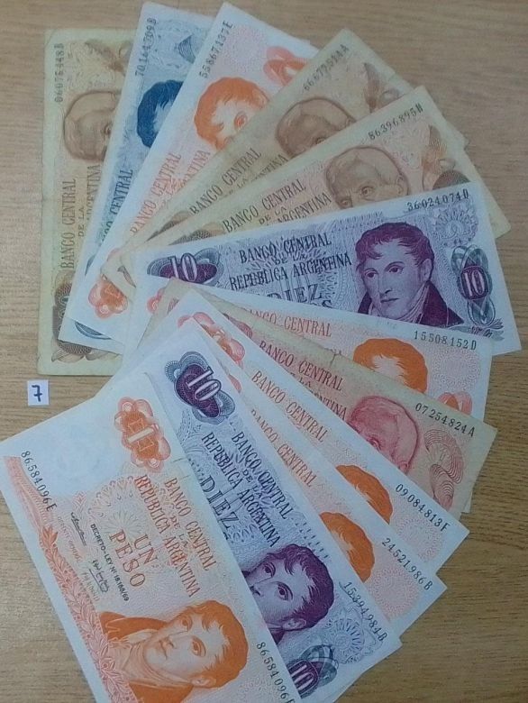 Un recorrido mágico a través de sellos postales y monedas de un coleccionista cordobés