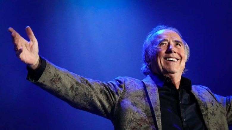 En 1943 nace en Barcelona el cantautor Joan Manuel Serrat 
