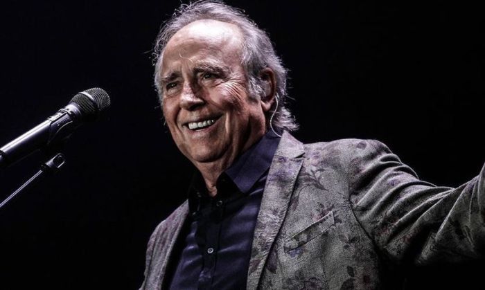 En 1943 nace en Barcelona el cantautor Joan Manuel Serrat 