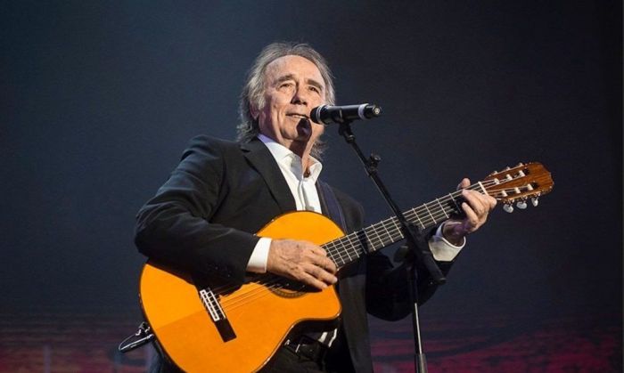 En 1943 nace en Barcelona el cantautor Joan Manuel Serrat 