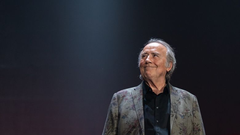 En 1943 nace en Barcelona el cantautor Joan Manuel Serrat 