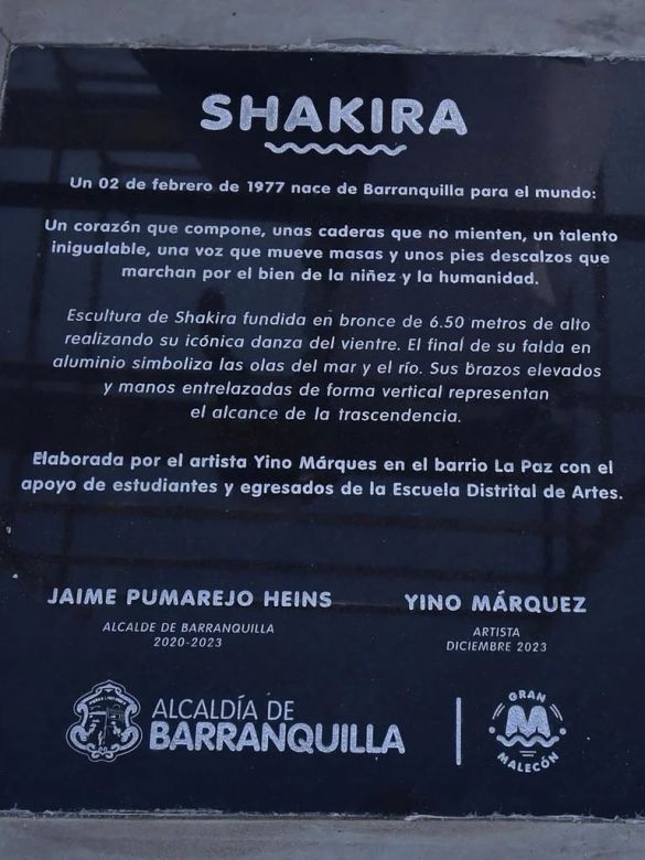 Shakira se emocionó con la estatua de más de 6 metros que le hicieron en su honor en Colombia  