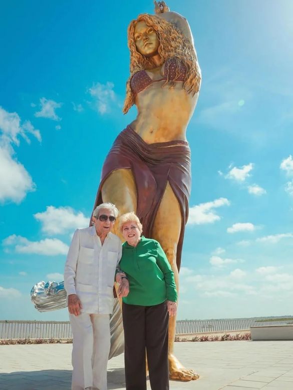Shakira se emocionó con la estatua de más de 6 metros que le hicieron en su honor en Colombia  