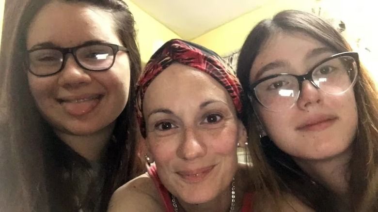 La historia de una mamá que puso un lavadero en su casa para salir adelante junto a sus hijas